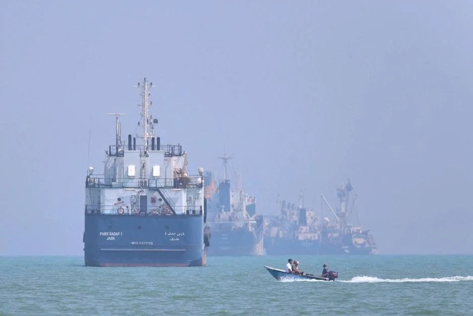 Nhiều tàu hàng chờ được đi qua eo Hormuz theo chỉ dẫn của Iran Nhiều tàu hàng chờ được đi qua eo Hormuz theo chỉ dẫn của Iran