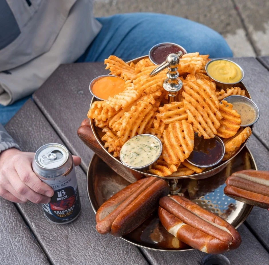 Những chiếc hot dog phủ vàng lá giá 100 USD ở Mỹ Những chiếc hot dog phủ vàng lá giá 100 USD ở Mỹ