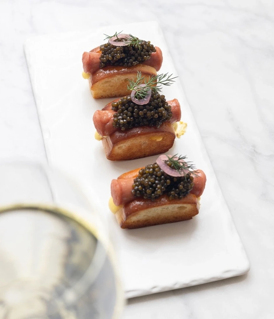 Những chiếc hot dog phủ vàng lá giá 100 USD ở Mỹ Những chiếc hot dog phủ vàng lá giá 100 USD ở Mỹ