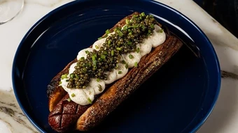 Những chiếc hot dog phủ vàng lá giá 100 USD ở Mỹ