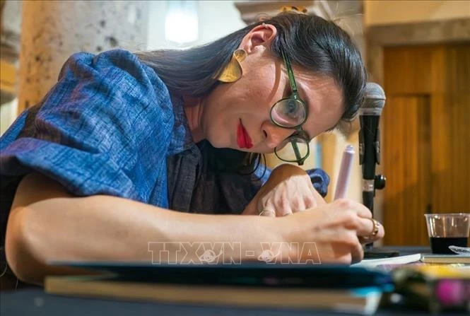 Những vần thơ nữ của thi sĩ chưa một lần đặt chân tới Việt Nam