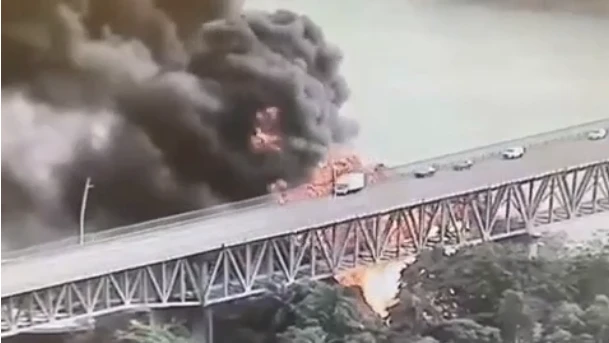 Nổ lớn gây cháy cây cầu biểu tượng ở Panama Nổ lớn gây cháy cây cầu biểu tượng ở Panama