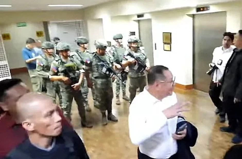 Nổ súng tại Thượng viện Philippines khi binh sĩ tìm cách bắt đồng minh của ông Duterte Nổ súng tại Thượng viện Philippines khi binh sĩ tìm cách bắt đồng minh của ông Duterte
