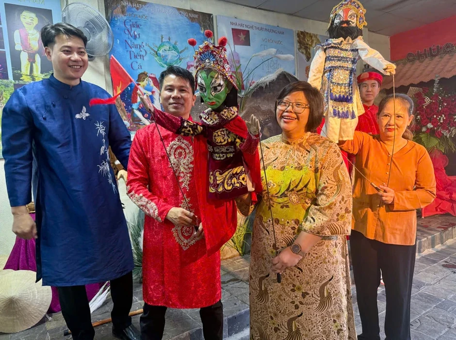 Nữ cán bộ ngoại giao: Những 'cầu nối mềm' thúc đẩy hợp tác giữa TP.HCM và bạn bè quốc tế Nữ cán bộ ngoại giao: Những 'cầu nối mềm' thúc đẩy hợp tác giữa TP.HCM và bạn bè quốc tế