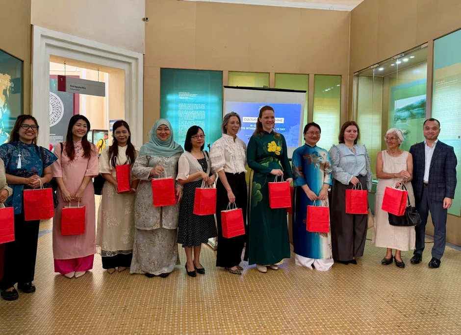 Nữ cán bộ ngoại giao: Những 'cầu nối mềm' thúc đẩy hợp tác giữa TP.HCM và bạn bè quốc tế Nữ cán bộ ngoại giao: Những 'cầu nối mềm' thúc đẩy hợp tác giữa TP.HCM và bạn bè quốc tế