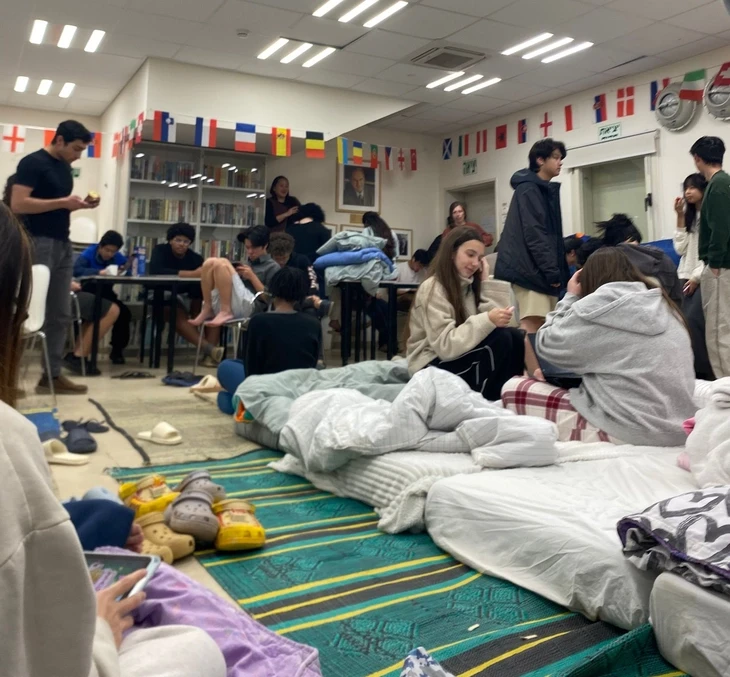 Nữ sinh Việt kể chuyện sống giữa làn tên lửa ở Israel, chạy xuống hầm trú ẩn 25 lần một ngày Nữ sinh Việt kể chuyện sống giữa làn tên lửa ở Israel, chạy xuống hầm trú ẩn 25 lần một ngày