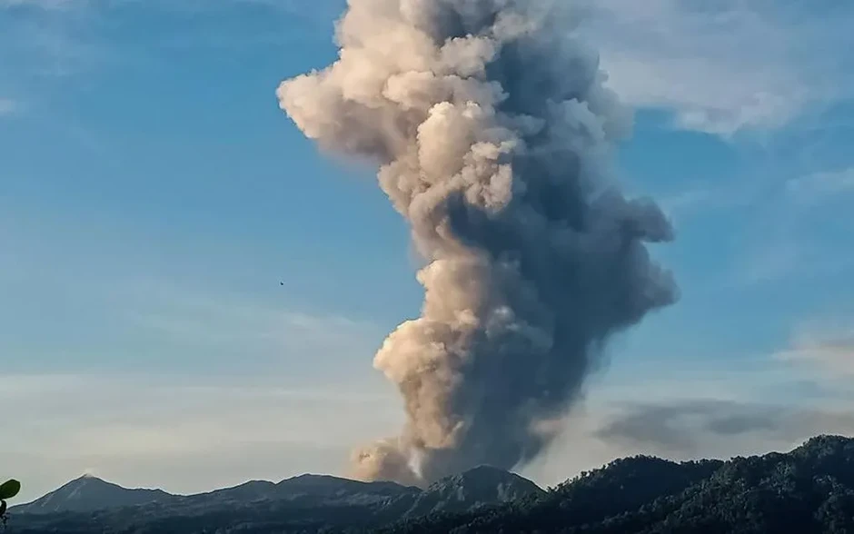 Núi lửa Dukono ở Indonesia phun trào dữ dội khiến 3 nhà leo núi thiệt mạng Núi lửa Dukono ở Indonesia phun trào dữ dội khiến 3 nhà leo núi thiệt mạng