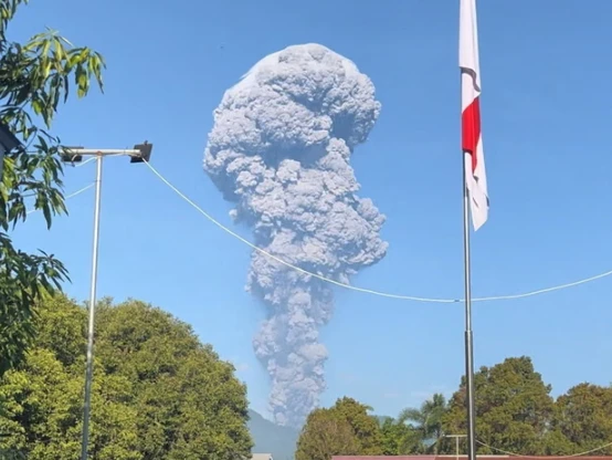 Núi lửa Indonesia phun trào tạo cột tro 10km, ít nhất ba người thiệt mạng Núi lửa Indonesia phun trào tạo cột tro 10km, ít nhất ba người thiệt mạng
