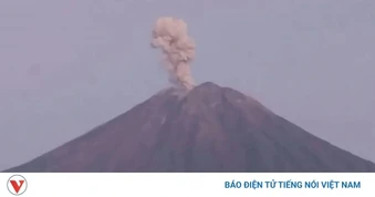 Núi lửa Semeru ở Indonesia phun trào liên tục, tro bụi cao tới 1.000m
