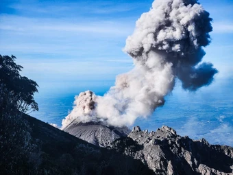 Núi lửa tại Guatemala tiếp tục phun tro bụi