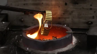 Nung chảy đồng hồ xa xỉ để lấy vàng khi giá tăng