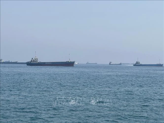 NYT: Quân đội Mỹ bí mật dẫn tàu qua eo biển Hormuz NYT: Quân đội Mỹ bí mật dẫn tàu qua eo biển Hormuz