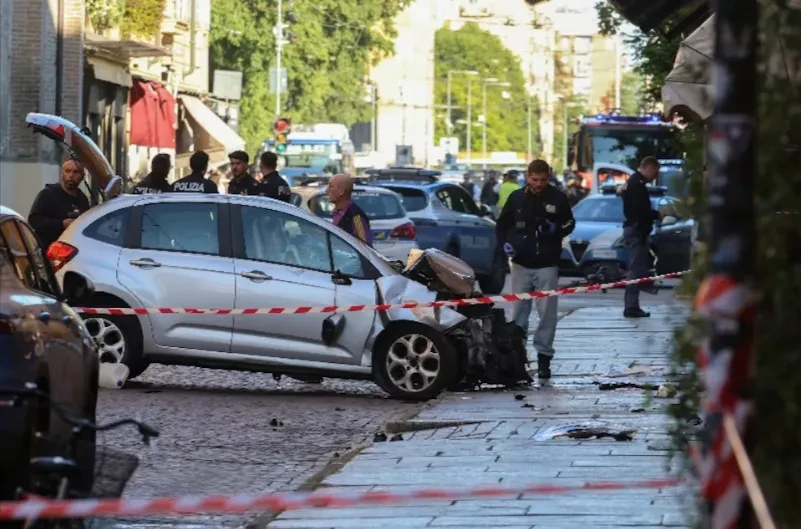 Ô tô lao vào đám đông ở Italy khiến nhiều người thương nặng Ô tô lao vào đám đông ở Italy khiến nhiều người thương nặng