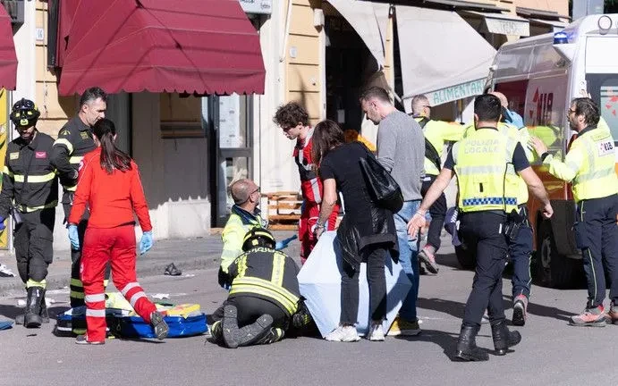 Ô tô lao vào đám đông ở Italy khiến nhiều người thương nặng Ô tô lao vào đám đông ở Italy khiến nhiều người thương nặng