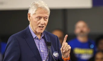 Ông Clinton nói 'không quan hệ' với những cô gái được Epstein giới thiệu