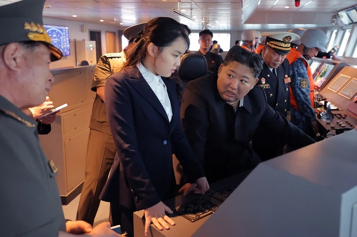 Ông Kim Jong Un đặt mục tiêu đóng tàu khu trục 10.000 tấn, phát triển 'vũ khí bí mật dưới nước' Ông Kim Jong Un đặt mục tiêu đóng tàu khu trục 10.000 tấn, phát triển 'vũ khí bí mật dưới nước'