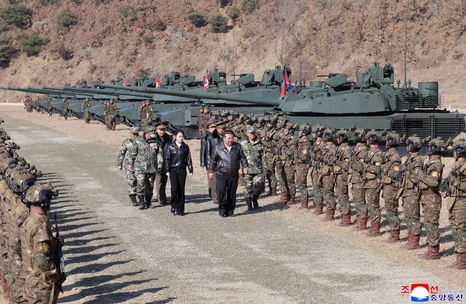 Ông Kim Jong Un dự diễn tập thử nghiệm xe tăng thế hệ mới Ông Kim Jong Un dự diễn tập thử nghiệm xe tăng thế hệ mới