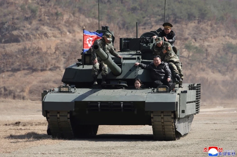 Ông Kim Jong Un dự diễn tập thử nghiệm xe tăng thế hệ mới Ông Kim Jong Un dự diễn tập thử nghiệm xe tăng thế hệ mới