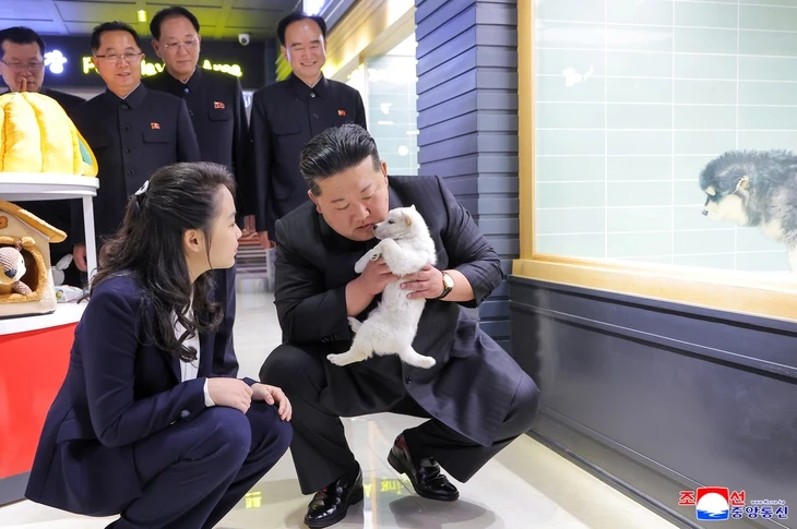 Ông Kim Jong Un đưa vợ và con gái thăm cửa hàng thú cưng Ông Kim Jong Un đưa vợ và con gái thăm cửa hàng thú cưng