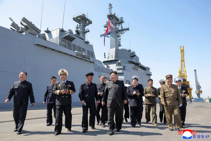 Ông Kim Jong Un giám sát phóng tên lửa từ tàu chiến, nhấn mạnh răn đe hạt nhân 'không giới hạn' Ông Kim Jong Un giám sát phóng tên lửa từ tàu chiến, nhấn mạnh răn đe hạt nhân 'không giới hạn'