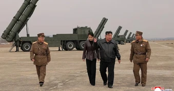 Ông Kim Jong-un giám sát vụ thử pháo phản lực có thể mang đầu đạn hạt nhân