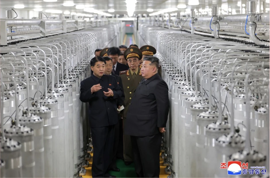 Ông Kim Jong Un thị sát nhà máy hạt nhân mới của Triều Tiên Ông Kim Jong Un thị sát nhà máy hạt nhân mới của Triều Tiên