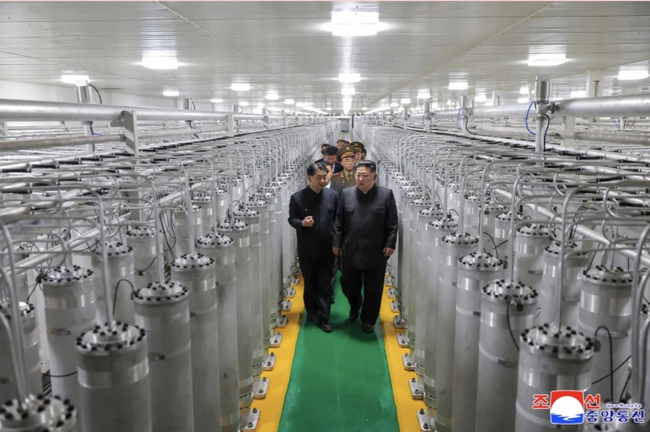 Ông Kim Jong Un thị sát nhà máy hạt nhân mới của Triều Tiên Ông Kim Jong Un thị sát nhà máy hạt nhân mới của Triều Tiên