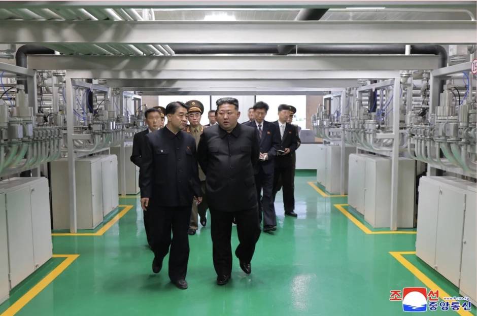Ông Kim Jong Un thị sát nhà máy hạt nhân mới của Triều Tiên Ông Kim Jong Un thị sát nhà máy hạt nhân mới của Triều Tiên