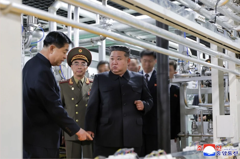 Ông Kim Jong Un thị sát nhà máy hạt nhân mới của Triều Tiên Ông Kim Jong Un thị sát nhà máy hạt nhân mới của Triều Tiên