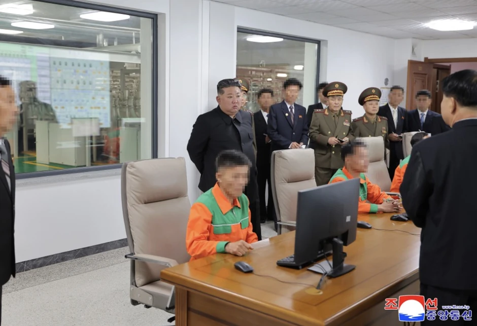 Ông Kim Jong Un thị sát nhà máy hạt nhân mới của Triều Tiên Ông Kim Jong Un thị sát nhà máy hạt nhân mới của Triều Tiên