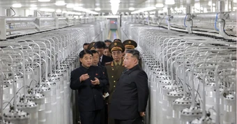 Ông Kim Jong Un thị sát nhà máy hạt nhân mới của Triều Tiên