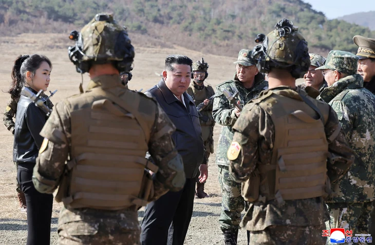 Ông Kim Jong Un và con gái ngồi xe tăng 'không có đối thủ trên thế giới' Ông Kim Jong Un và con gái ngồi xe tăng 'không có đối thủ trên thế giới'