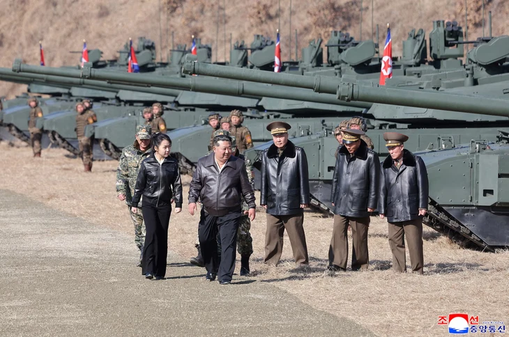 Ông Kim Jong Un và con gái ngồi xe tăng 'không có đối thủ trên thế giới' Ông Kim Jong Un và con gái ngồi xe tăng 'không có đối thủ trên thế giới'