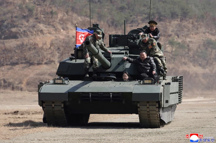 Ông Kim Jong Un và con gái ngồi xe tăng 'không có đối thủ trên thế giới' Ông Kim Jong Un và con gái ngồi xe tăng 'không có đối thủ trên thế giới'