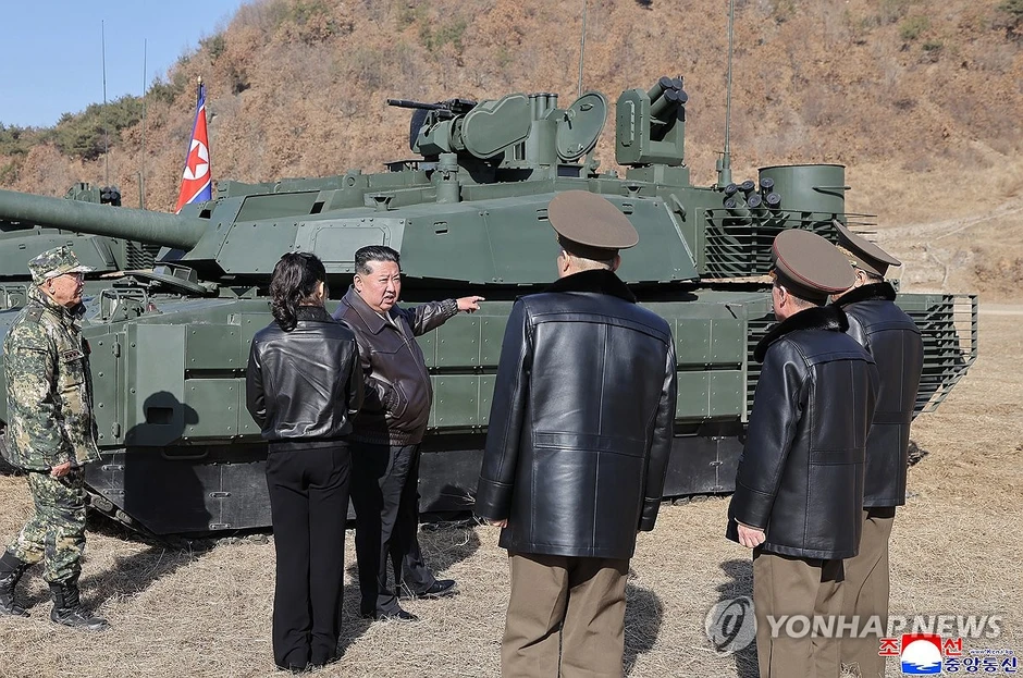 Ông Kim Jong Un và con gái xuất hiện trên xe tăng mới của Triều Tiên Ông Kim Jong Un và con gái xuất hiện trên xe tăng mới của Triều Tiên