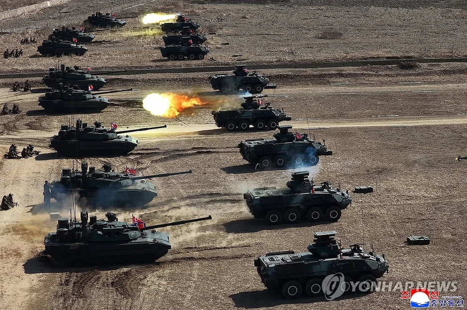 Ông Kim Jong Un và con gái xuất hiện trên xe tăng mới của Triều Tiên Ông Kim Jong Un và con gái xuất hiện trên xe tăng mới của Triều Tiên