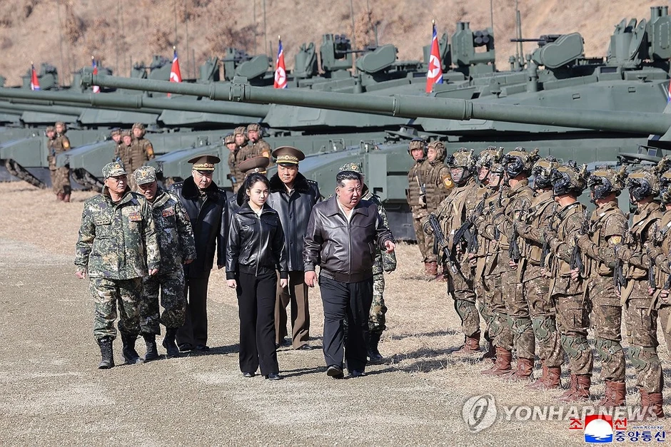 Ông Kim Jong Un và con gái xuất hiện trên xe tăng mới của Triều Tiên Ông Kim Jong Un và con gái xuất hiện trên xe tăng mới của Triều Tiên