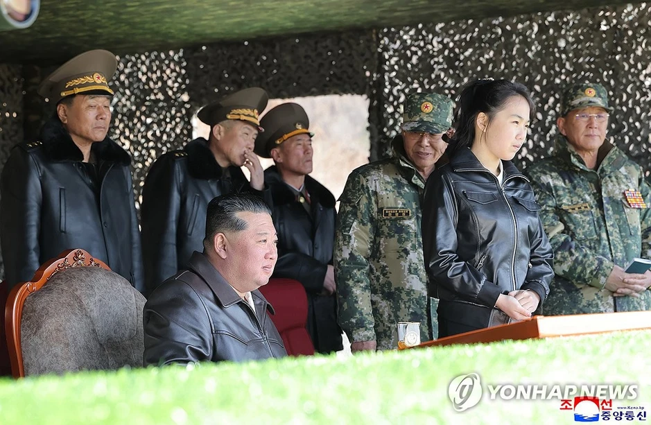 Ông Kim Jong Un và con gái xuất hiện trên xe tăng mới của Triều Tiên Ông Kim Jong Un và con gái xuất hiện trên xe tăng mới của Triều Tiên