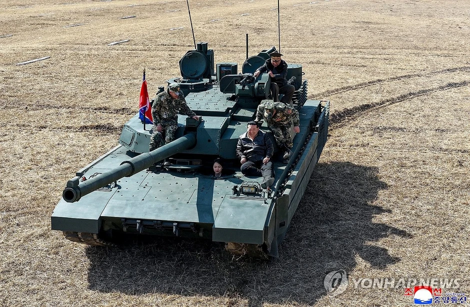 Ông Kim Jong Un và con gái xuất hiện trên xe tăng mới của Triều Tiên Ông Kim Jong Un và con gái xuất hiện trên xe tăng mới của Triều Tiên