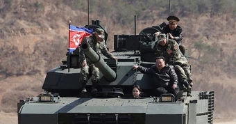 Ông Kim Jong Un và con gái xuất hiện trên xe tăng mới của Triều Tiên