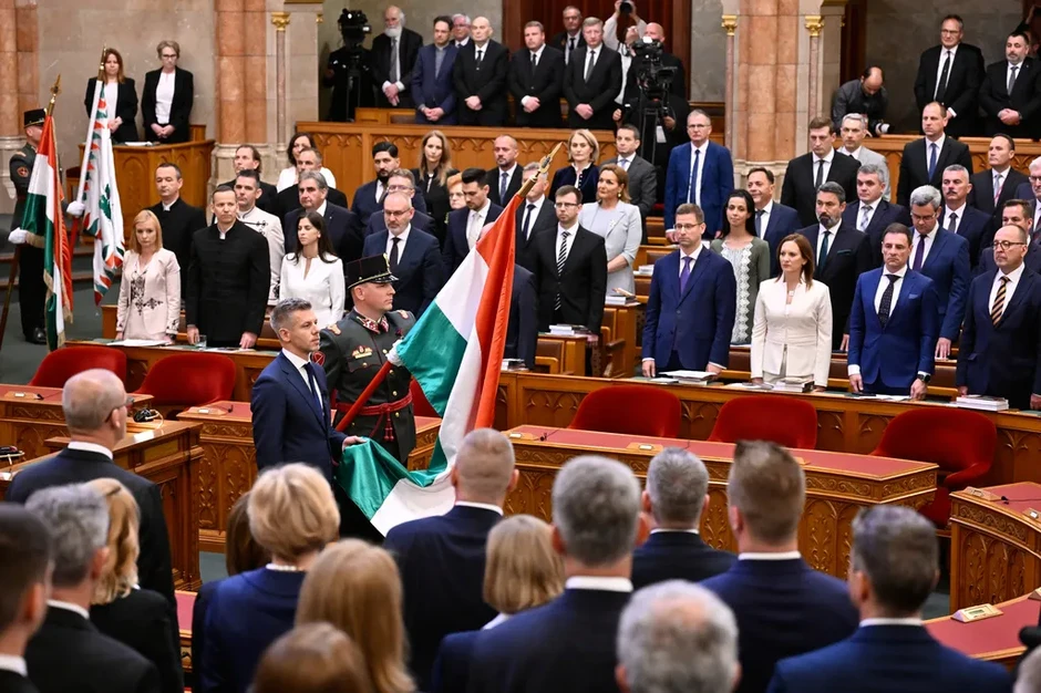 Ông Peter Magyar tuyên thệ nhậm chức Thủ tướng Hungary Ông Peter Magyar tuyên thệ nhậm chức Thủ tướng Hungary