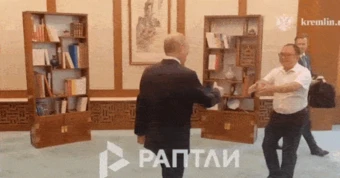 Ông Putin gặp lại 'cậu bé' Trung Quốc từng chụp ảnh cùng cách đây 26 năm