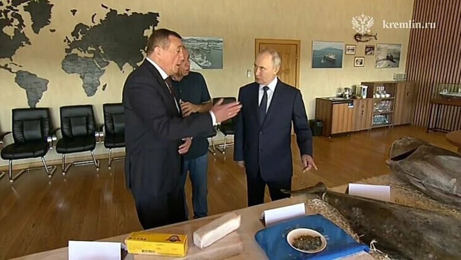 Ông Putin lần đầu thăm quần đảo tranh chấp với Nhật Ông Putin lần đầu thăm quần đảo tranh chấp với Nhật