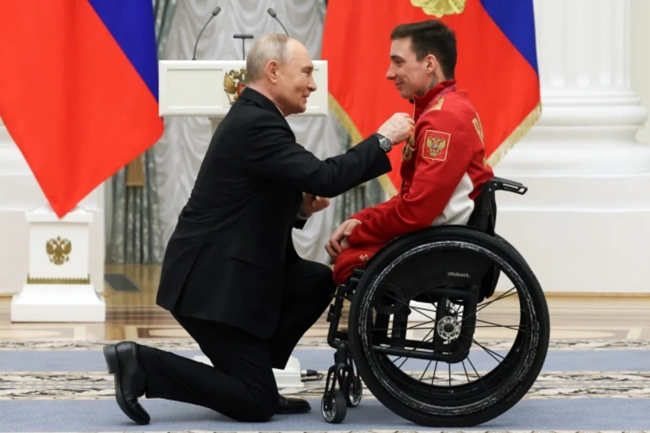 Ông Putin quỳ một gối khi trao huân chương cho VĐV khuyết tật