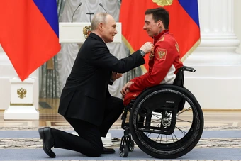 Ông Putin quỳ một gối khi trao huân chương cho VĐV khuyết tật