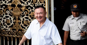 Ông Thaksin được tự do nhờ lệnh ân xá hoàng gia