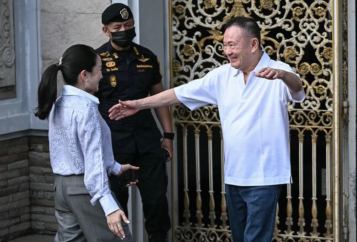 Ông Thaksin ra tù sớm trong sự chào đón của người ủng hộ Ông Thaksin ra tù sớm trong sự chào đón của người ủng hộ