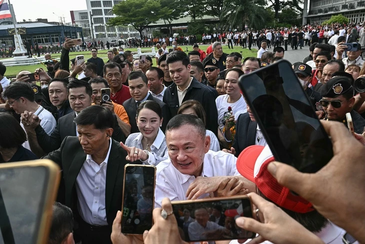 Ông Thaksin ra tù sớm trong sự chào đón của người ủng hộ Ông Thaksin ra tù sớm trong sự chào đón của người ủng hộ