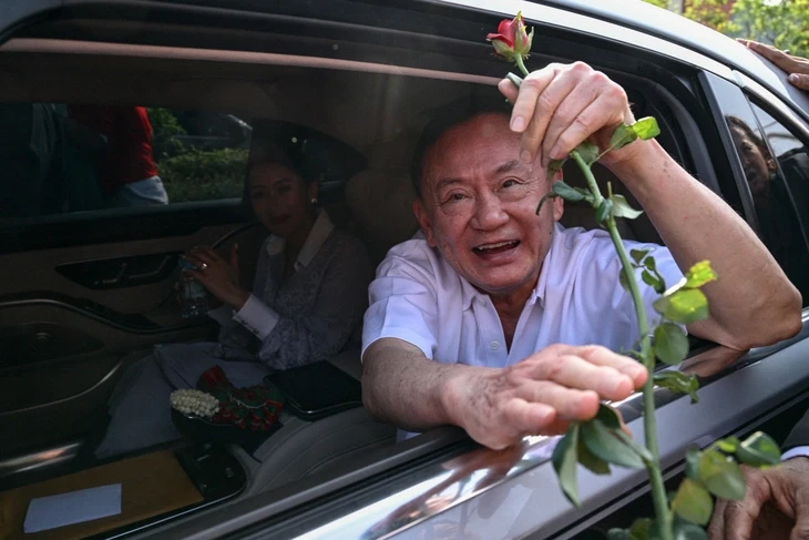 Ông Thaksin ra tù sớm trong sự chào đón của người ủng hộ Ông Thaksin ra tù sớm trong sự chào đón của người ủng hộ