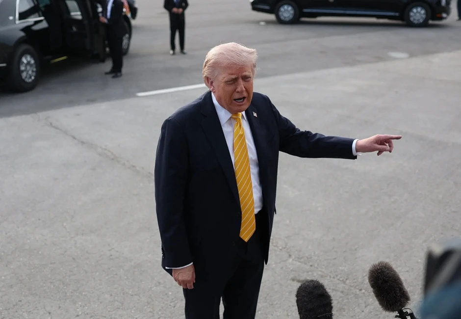 Ông Trump bình luận về lệnh ngừng bắn với Iran khi giao tranh nổ ra ở Hormuz Ông Trump bình luận về lệnh ngừng bắn với Iran khi giao tranh nổ ra ở Hormuz